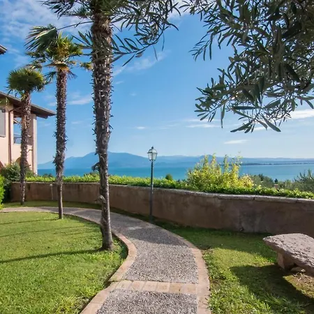 Castello Belvedere Aparthotel 2*
