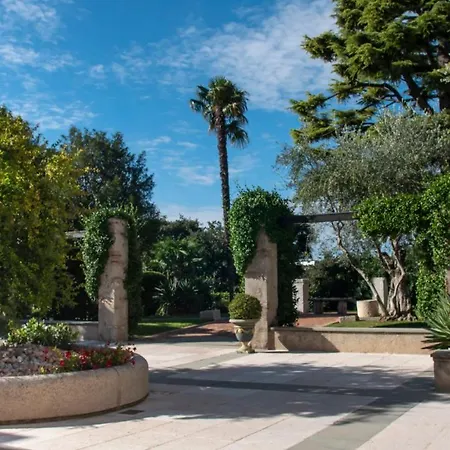 Castello Belvedere Aparthotel 2*